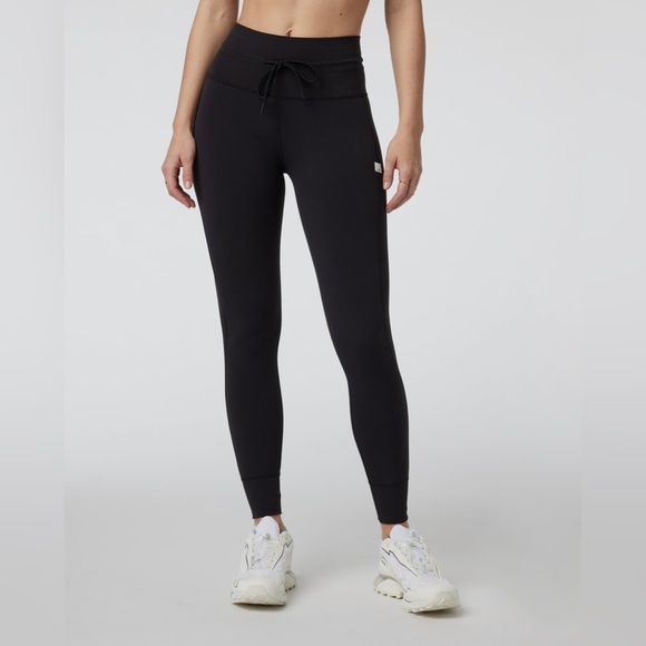 Vuori Pants - Vuori Daily Legging in Black